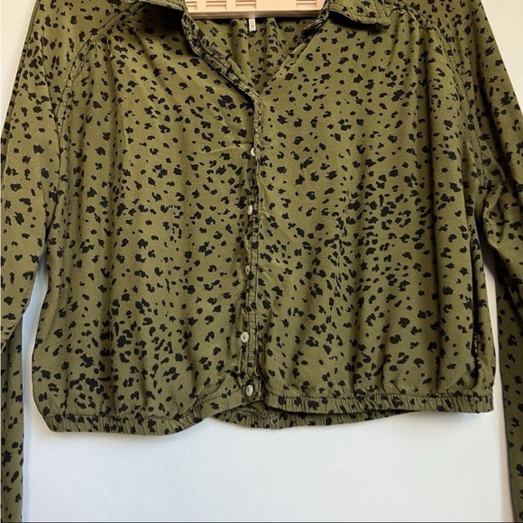 Free People Blouse Sz M Wishing Well Olive Green Spotted Animal Print Cropped - Picture 5 of 11